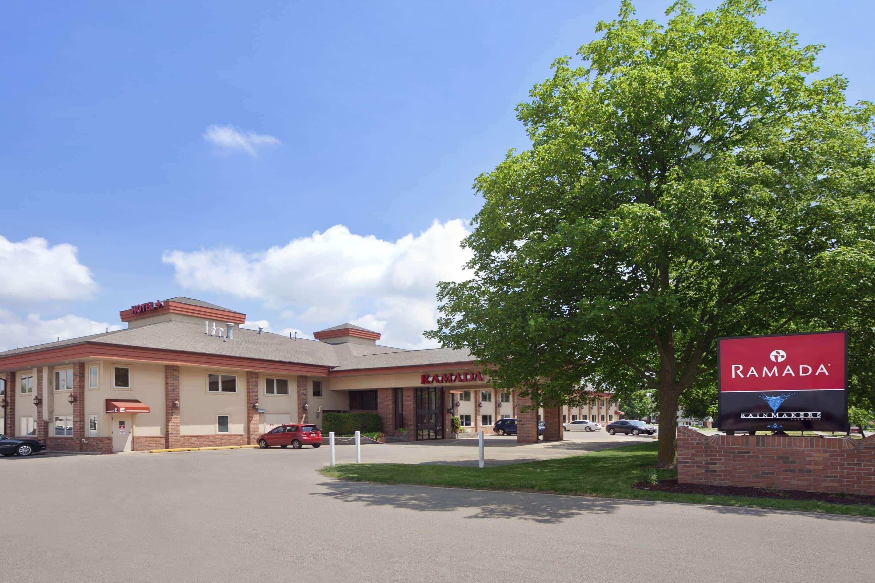 Ramada By Wyndham Saginaw Hotel & Suites Esterno foto