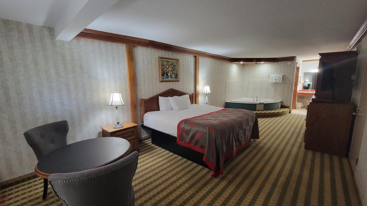 Ramada By Wyndham Saginaw Hotel & Suites Esterno foto