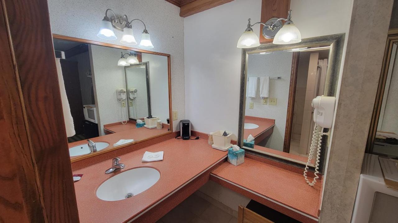 Ramada By Wyndham Saginaw Hotel & Suites Esterno foto