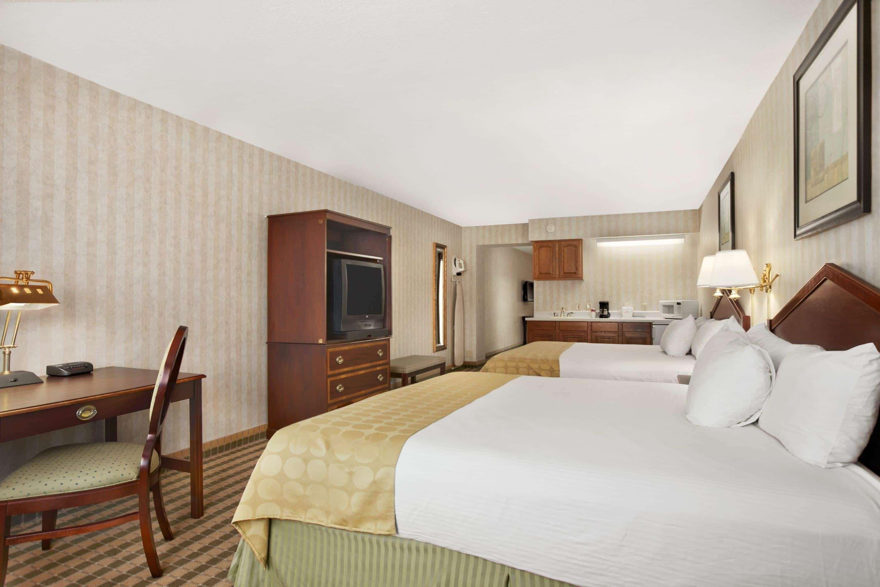 Ramada By Wyndham Saginaw Hotel & Suites Esterno foto