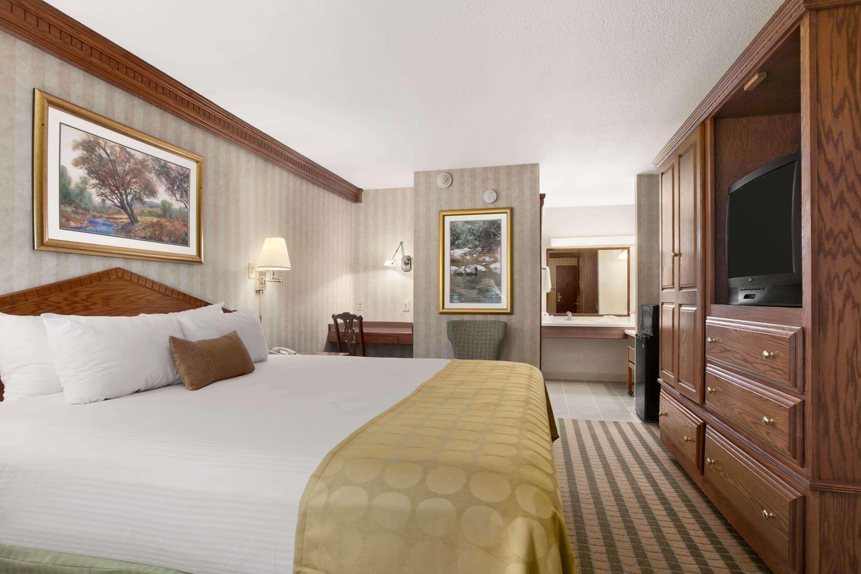 Ramada By Wyndham Saginaw Hotel & Suites Esterno foto