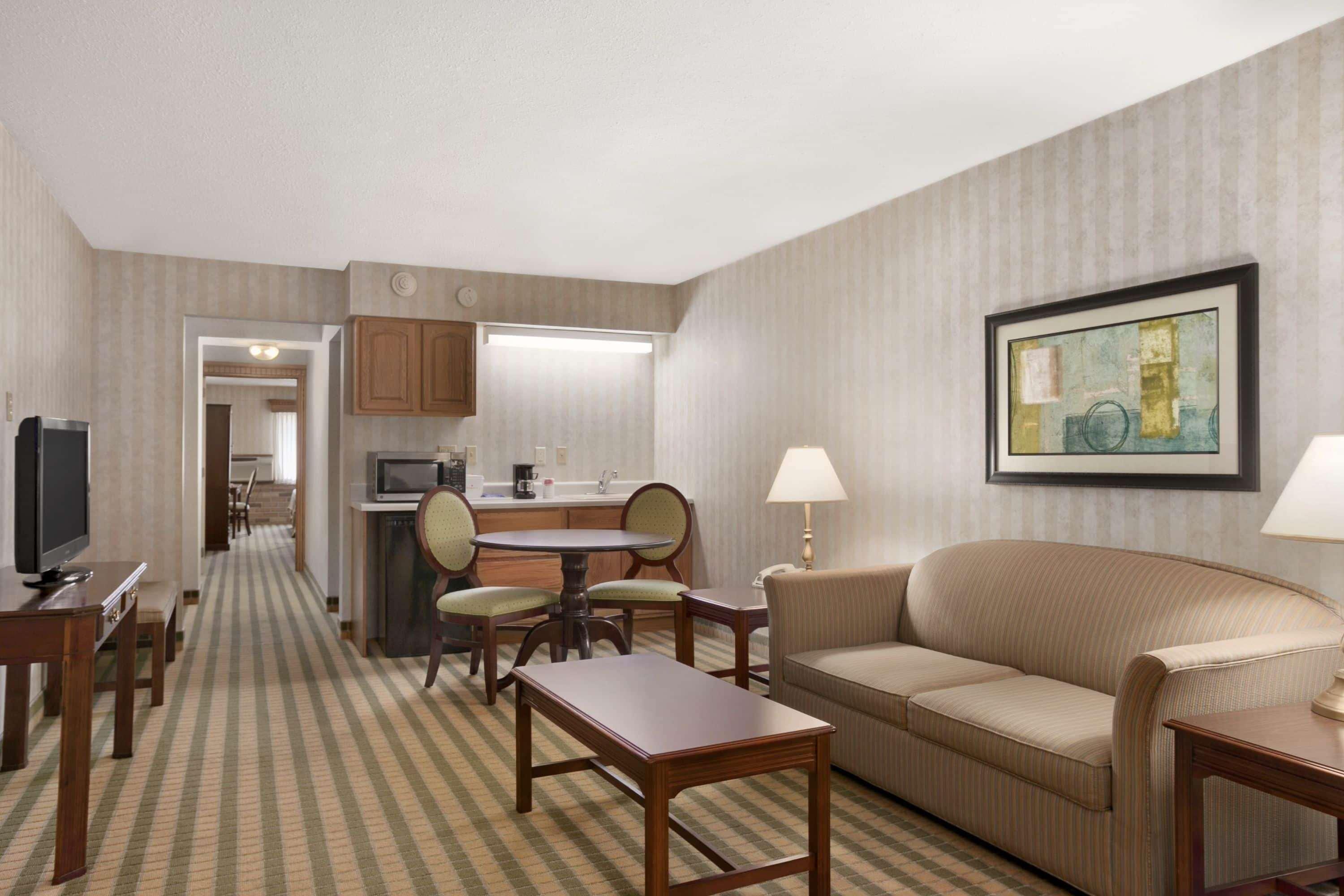 Ramada By Wyndham Saginaw Hotel & Suites Esterno foto
