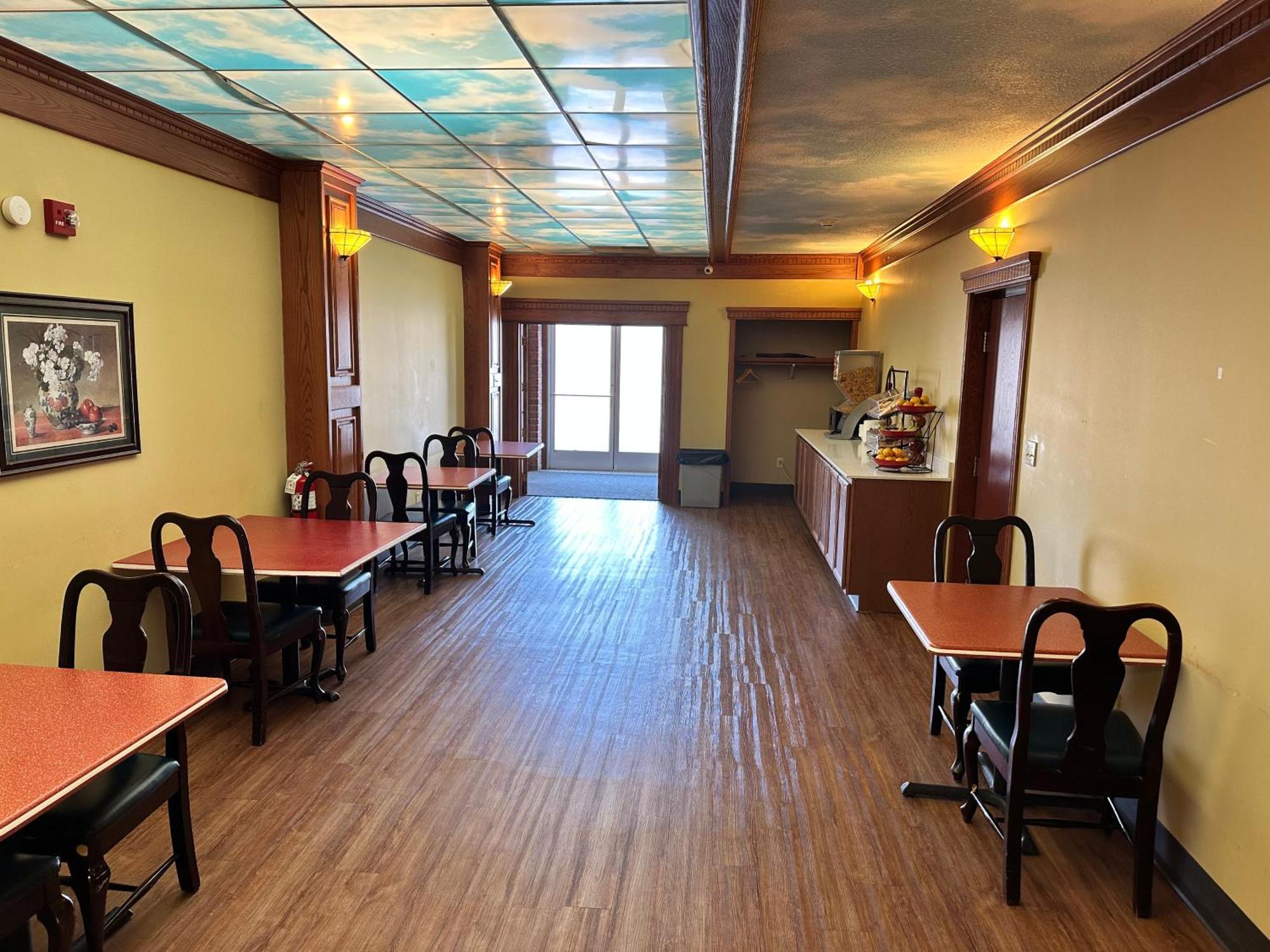 Ramada By Wyndham Saginaw Hotel & Suites Esterno foto