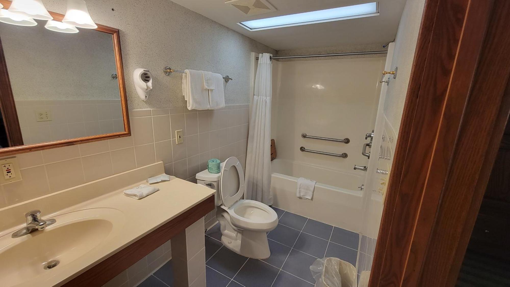 Ramada By Wyndham Saginaw Hotel & Suites Esterno foto