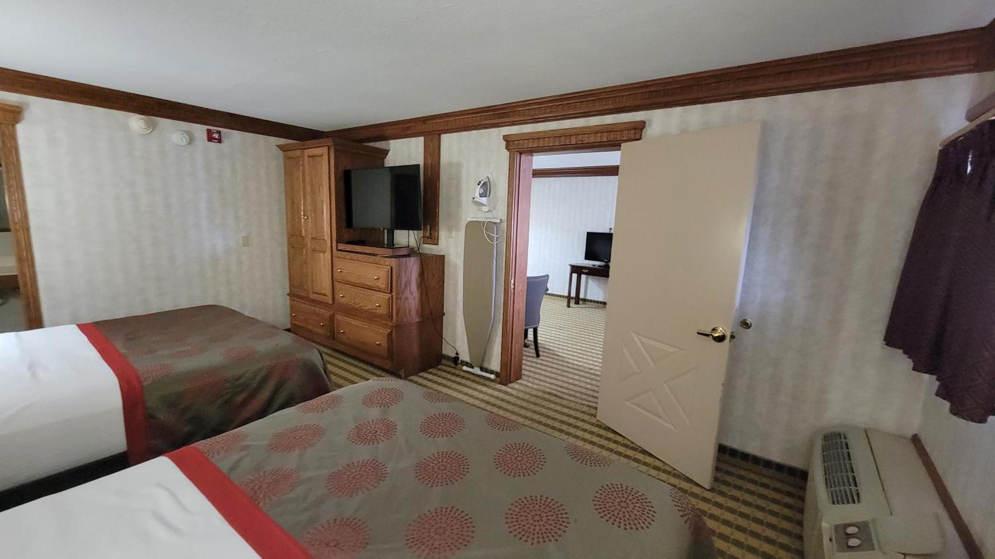 Ramada By Wyndham Saginaw Hotel & Suites Esterno foto
