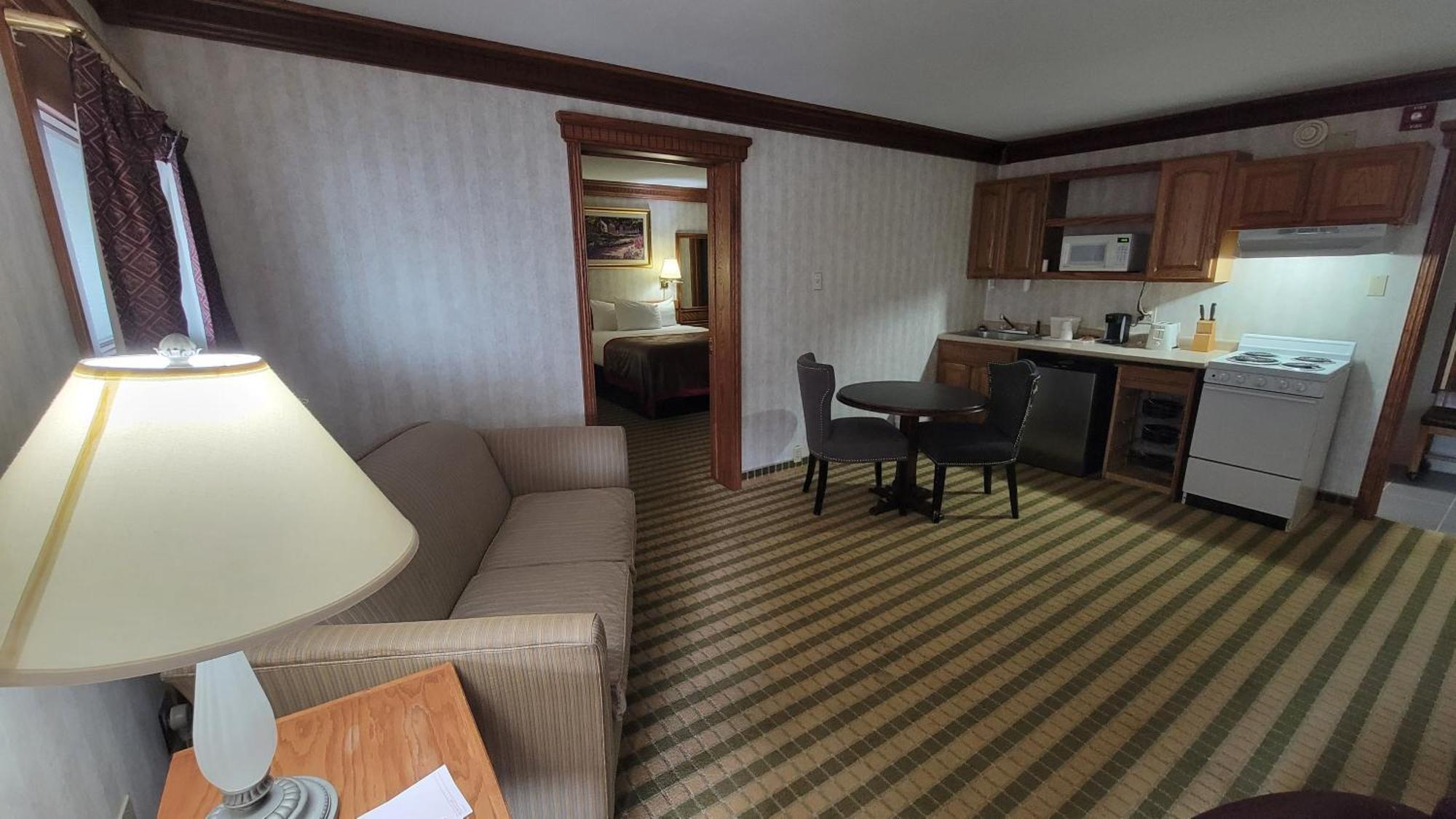 Ramada By Wyndham Saginaw Hotel & Suites Esterno foto