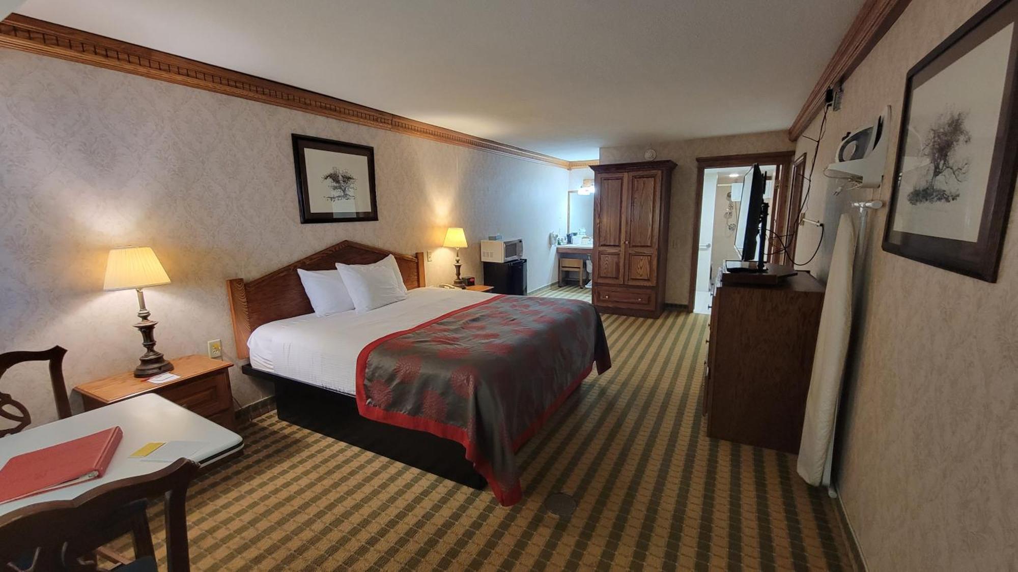 Ramada By Wyndham Saginaw Hotel & Suites Esterno foto