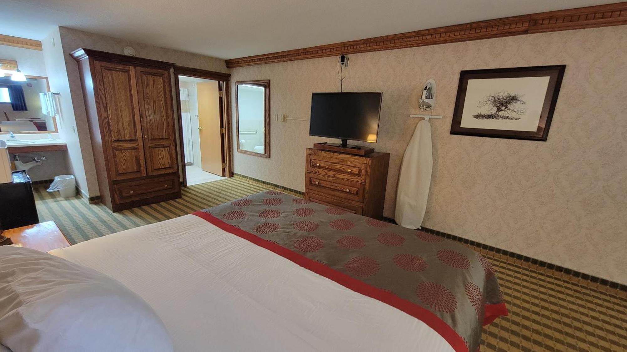 Ramada By Wyndham Saginaw Hotel & Suites Esterno foto