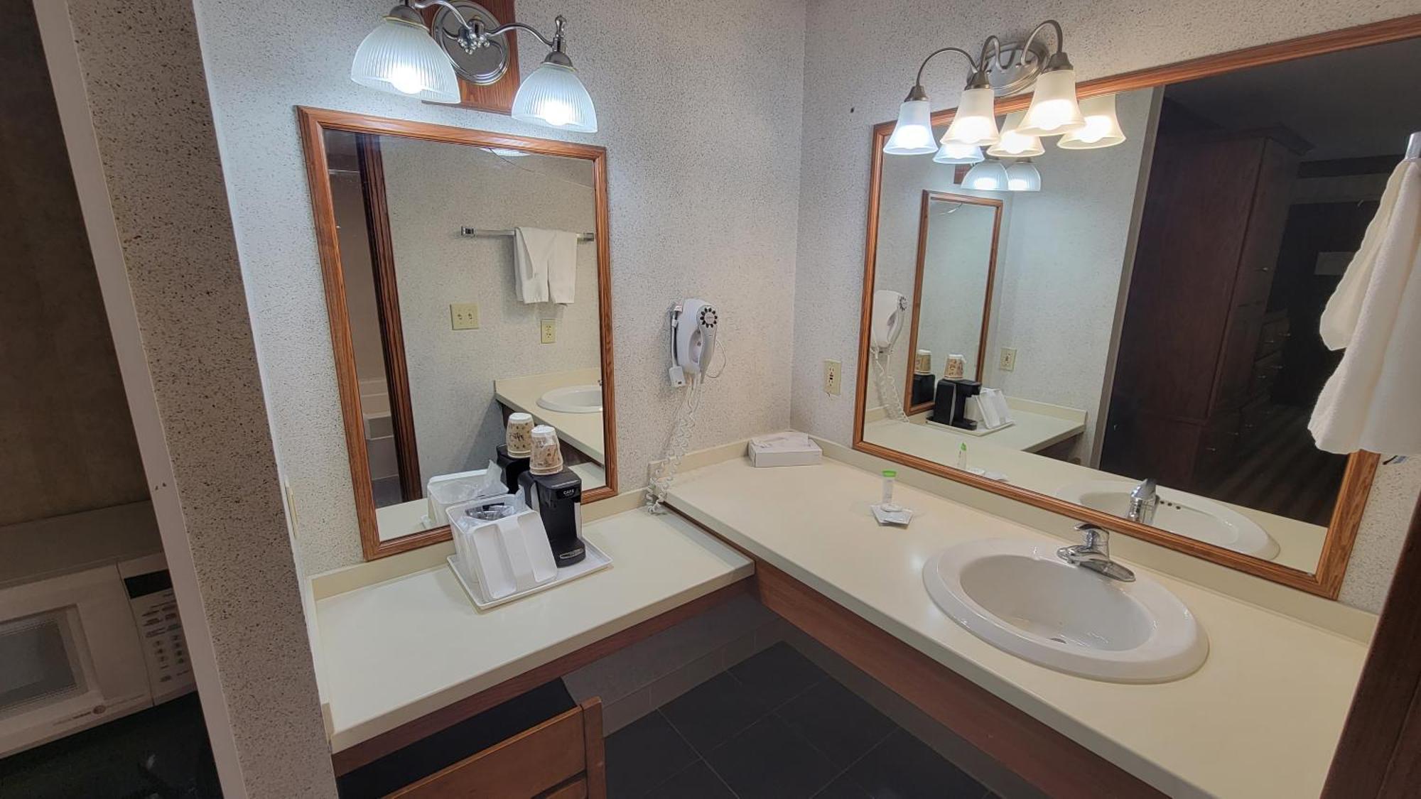 Ramada By Wyndham Saginaw Hotel & Suites Esterno foto