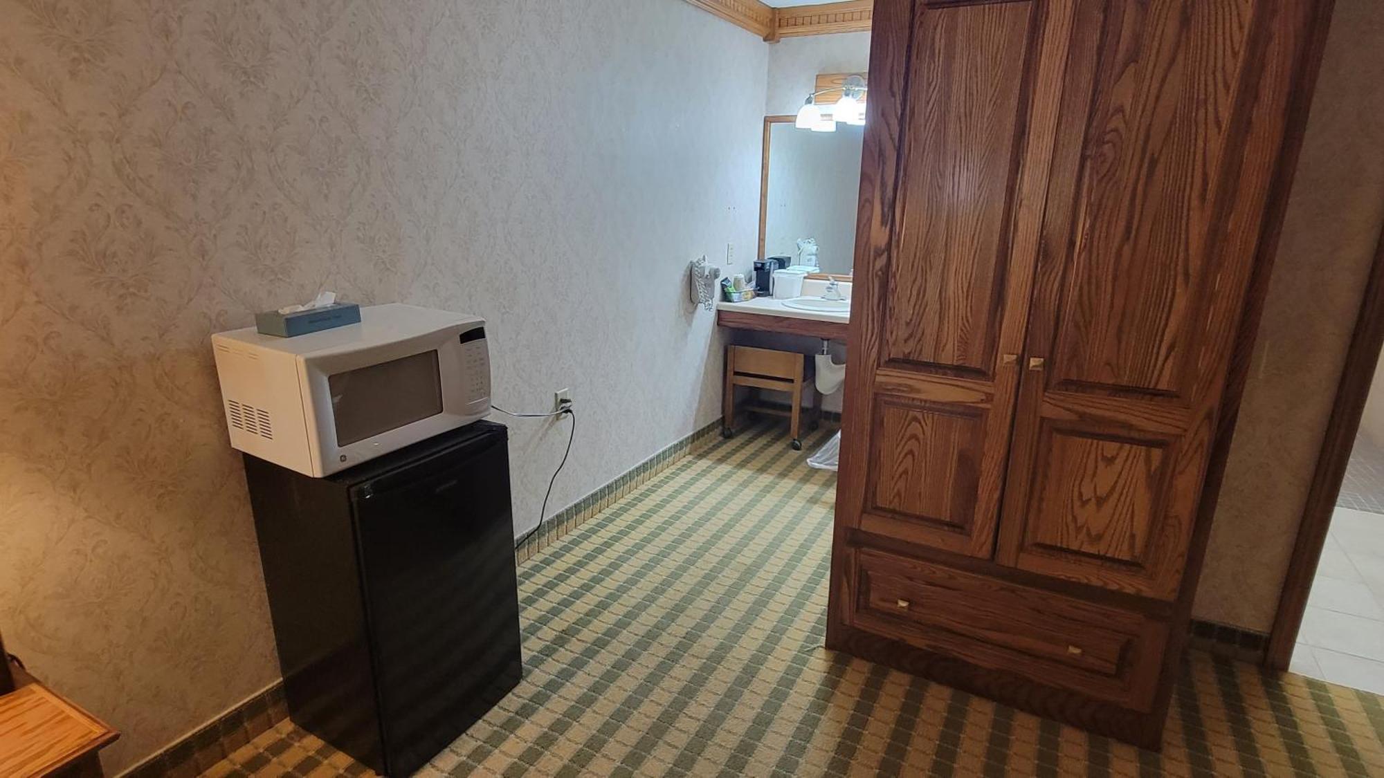Ramada By Wyndham Saginaw Hotel & Suites Esterno foto