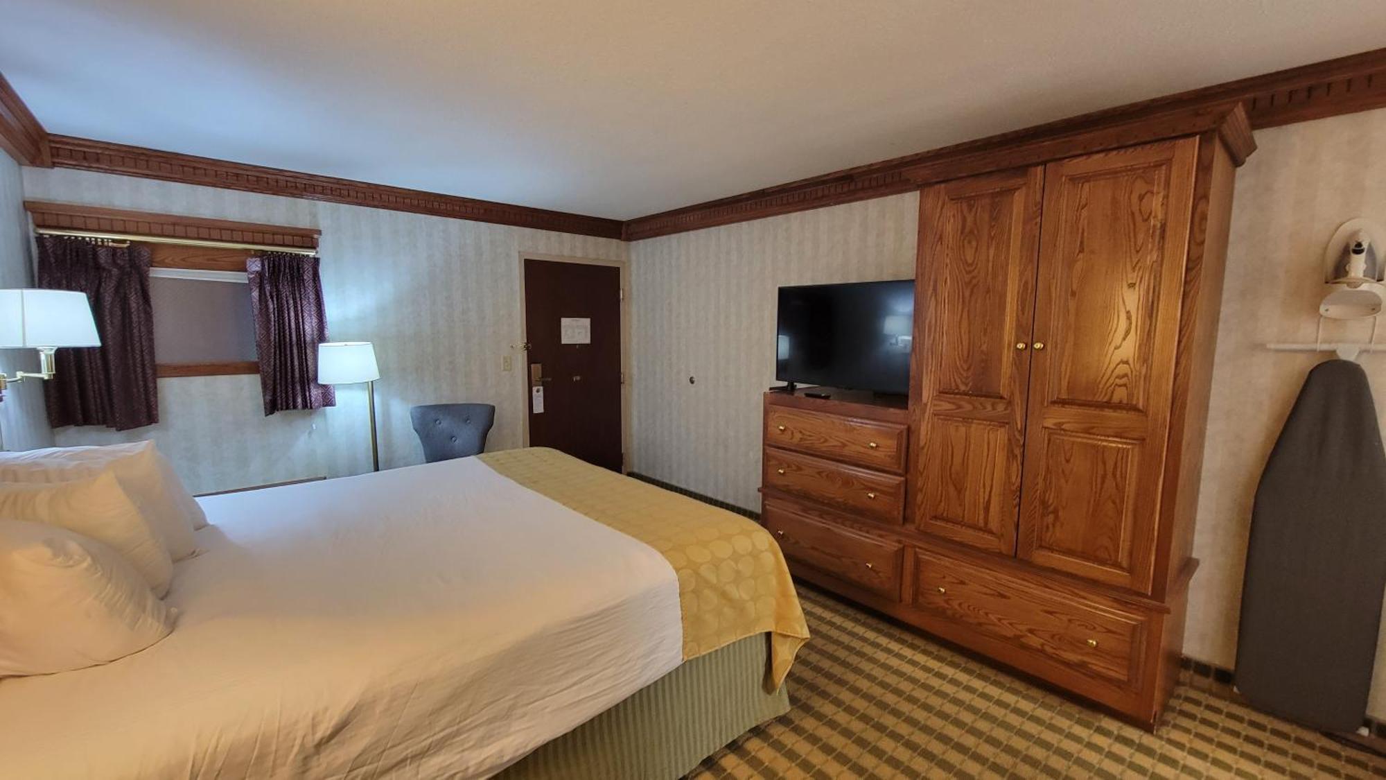 Ramada By Wyndham Saginaw Hotel & Suites Esterno foto