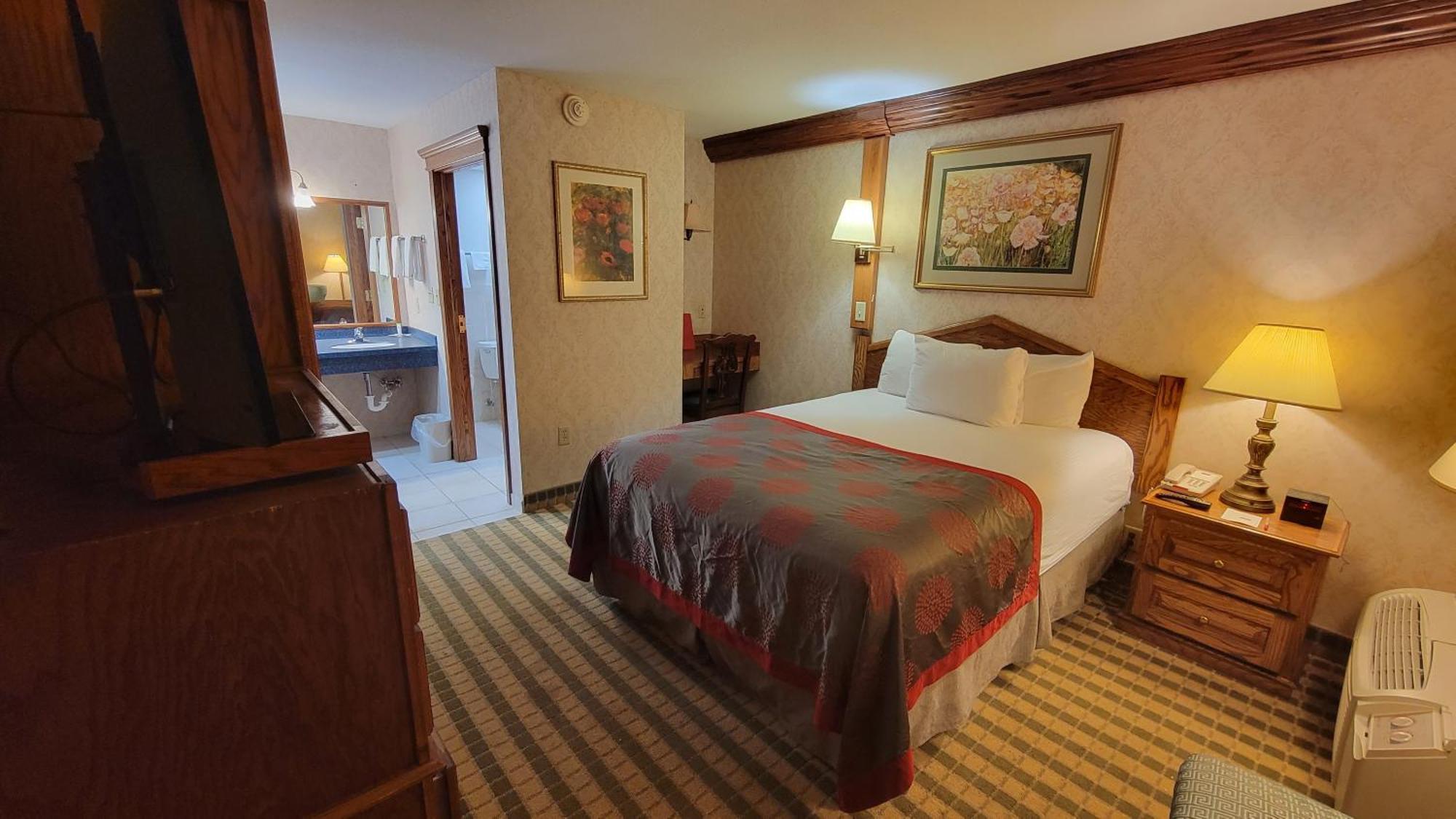 Ramada By Wyndham Saginaw Hotel & Suites Esterno foto