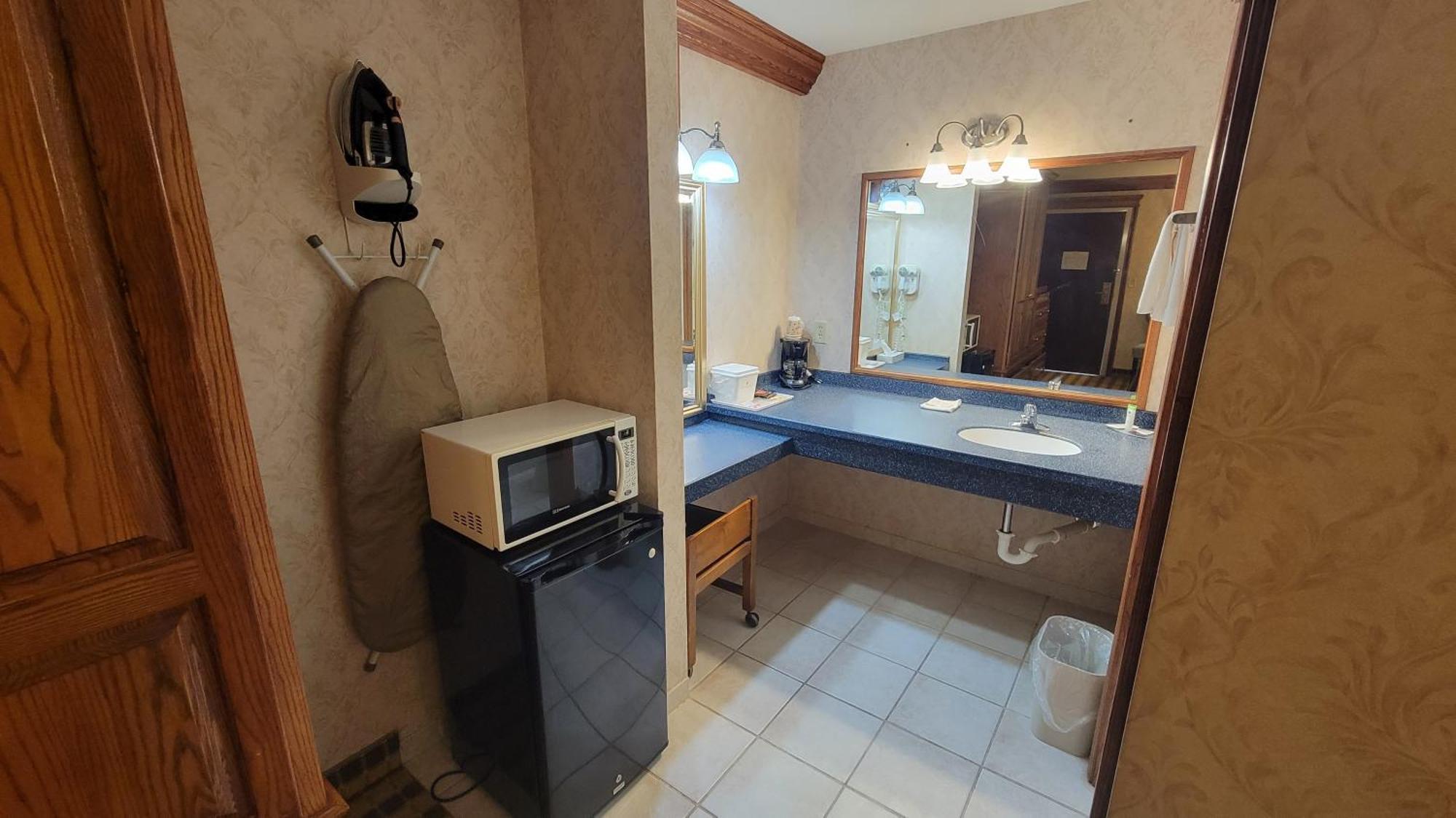 Ramada By Wyndham Saginaw Hotel & Suites Esterno foto