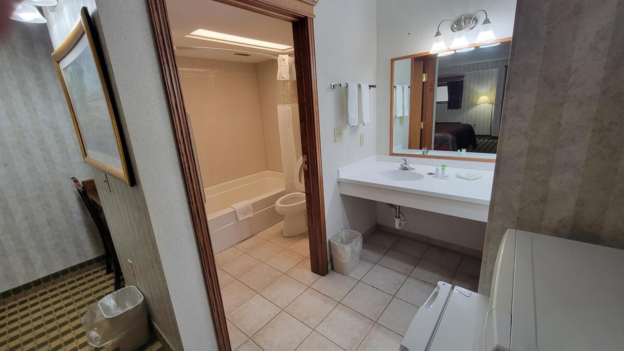 Ramada By Wyndham Saginaw Hotel & Suites Esterno foto