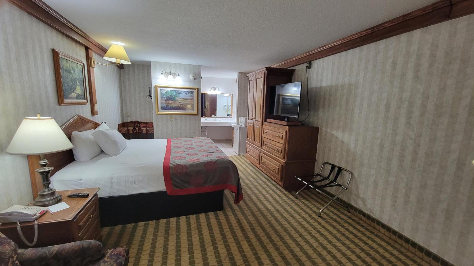 Ramada By Wyndham Saginaw Hotel & Suites Esterno foto