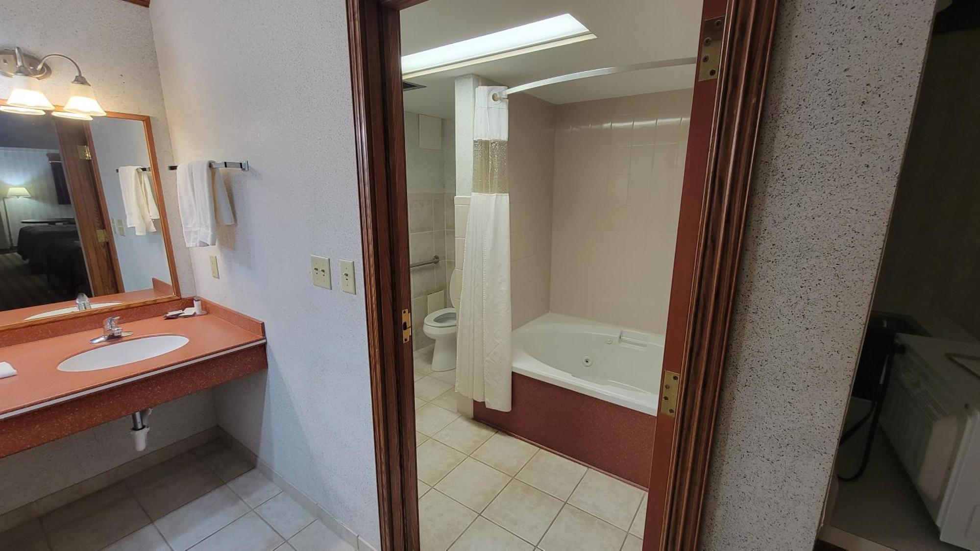 Ramada By Wyndham Saginaw Hotel & Suites Esterno foto