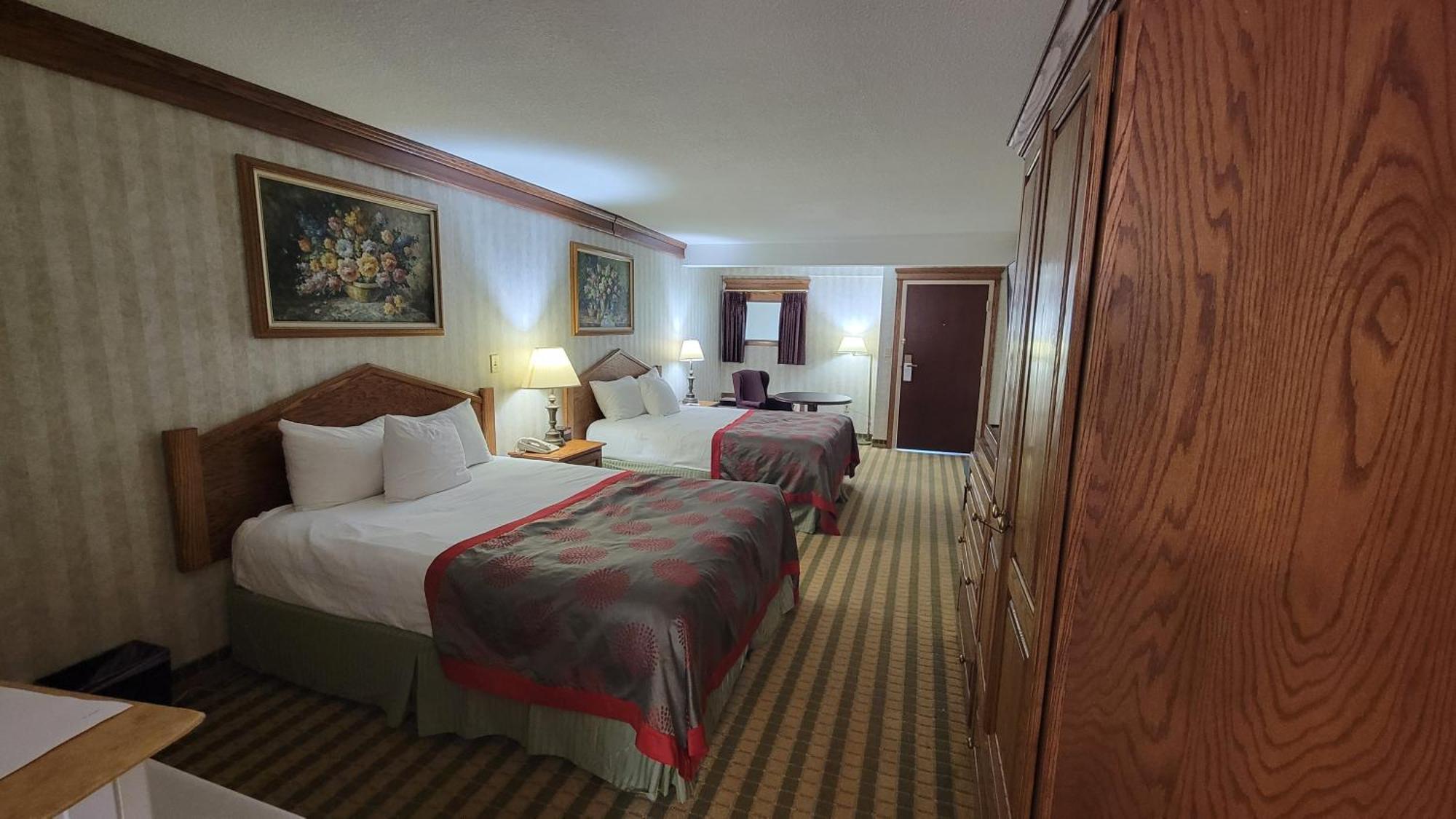 Ramada By Wyndham Saginaw Hotel & Suites Esterno foto